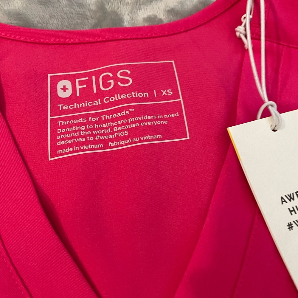 FIGS Catarina scrubs top SHOCKING PINK XS